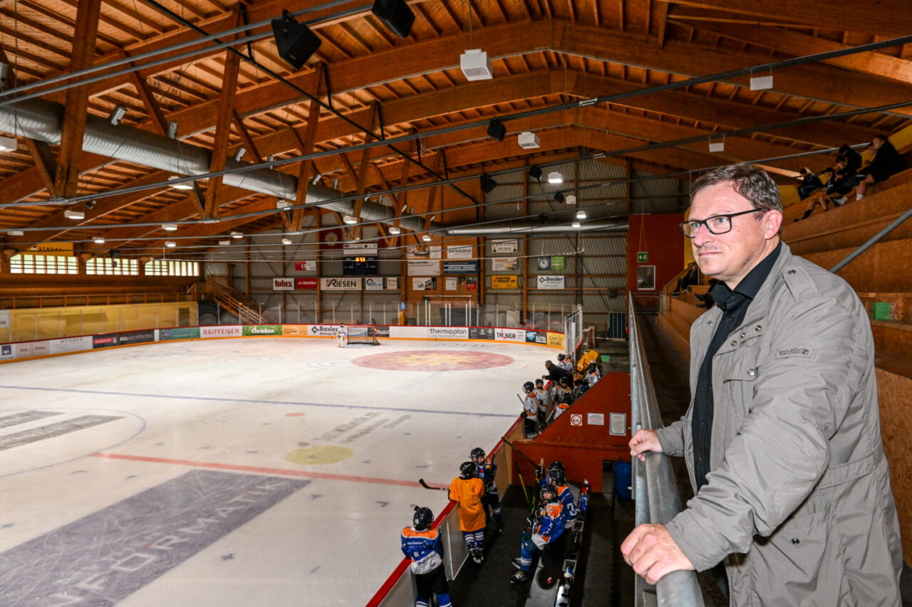 Der Verwaltungsratspräsident der Kunsteisbahn Zingel AG, Rochus Freitag, Brunnen, blickt (letzte Saison) in die Eishalle Zingel. Er hofft, dass der Eisbetrieb bald aufgenommen werden kann.