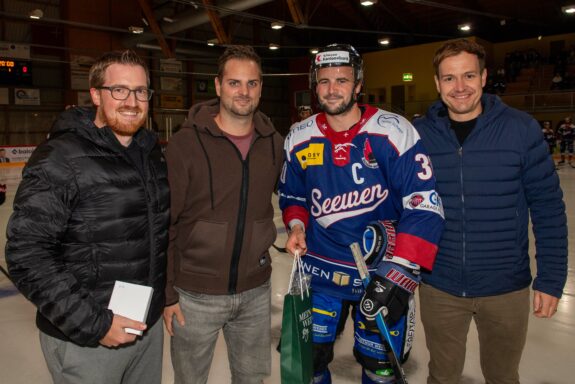 Robin Büeler zum 400. Mal im Dress des EHC Seewen. Er wurde von seinen Clubkameraden Marco Suter, Flavio Bolfing und Damian Schmidig (von links) geehrt. Die drei haben die magische 400 auch erreicht.