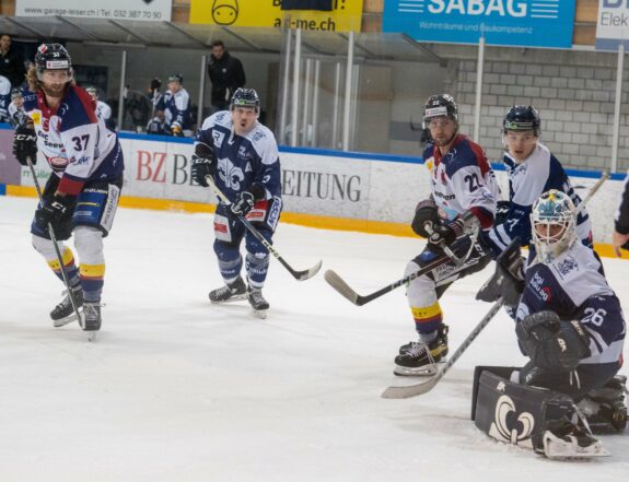 Niklas Maurenbrecher (links) und Dean Schnüriger (22) brachten die Gäste in dieser Spielsituation in arge Bedrängnis. Bild Erhard Gick