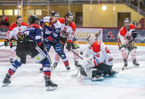 Niklas Maurenbrecher (links) und Yannick Capaul setzten Bellinzona-Hüter Aidan Hughes unter Dauerfeuer.