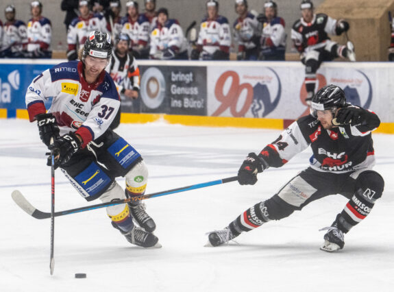 Als bester Spieler ausgezeichnet und zwei Tore erzielt, Niklas Maurenbrecher (links) hier gegen Denis Rubanik.