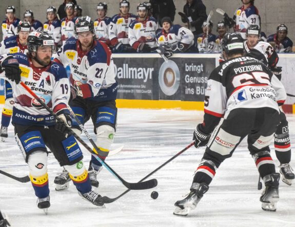 Seewen braucht einen Effort mit Adrian Steiner (links) und Dean Schnüriger (22) gegen den EHC Chur.