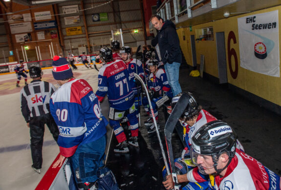 Die Bank des EHC Seewen. Das Team unter Headcoach Raphael Zahner bestreitet genügend Saisonspiele. Man hat sich entschieden, auf den Cup beziehungsweise die Vorrunde 2024/25 zu verzichten. Erhard Gick