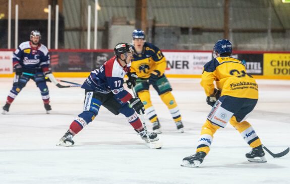 Livio Langenegger (Nr. 17) war erster Torschütze im National Cup-Spiel gegen den SC Langenthal. Kann er auch im Meisterschaftsspiel gegen den samstäglichen Gegner reüssieren oder skort Captain Robin Büeler (im Hintergrund) wieder wie zuletzt gegen den EHC Arosa? Bild: Erhard Gick