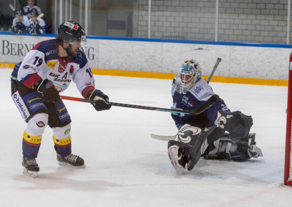 Adrian Steiner (Nr. 19) konnte schon früh skoren und jubeln - für ihn besonders süss, spielte er doch mit dem EHC Seewen gegen seinen ex-Club Hockey Huttwil. Bild: Erhard Gick