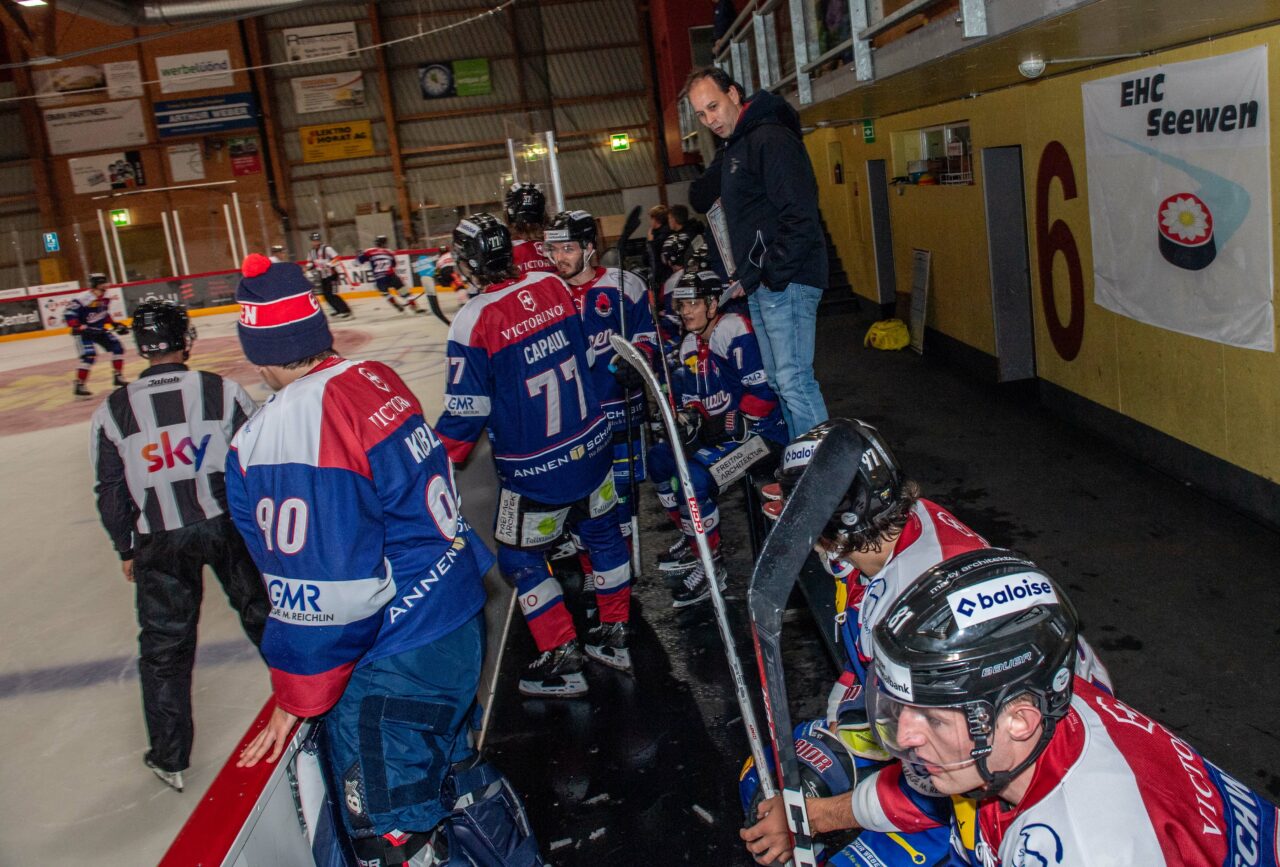 Raphael «Zasi» Zahner, Cheftrainer bei Seewen, hat sein team gut auf den Cup-Gegner EHC Olten eingestellt.