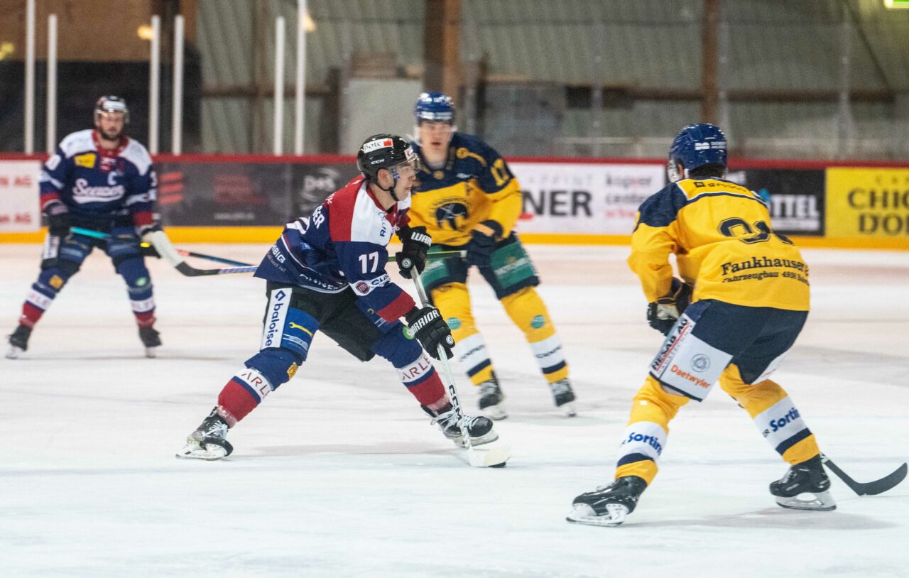 Können Livio Langenegger (Nr. 17) und Captain Robin Büeler (im Hintergrund, Nr. 30) die Langenthaler in Verlegenheit bringen und weitere persönliche Skorerpunkte und fürs Team weitere Punkte fürs Playoff sammeln?