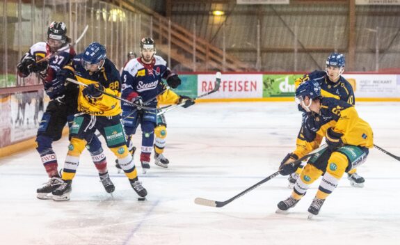 Die beiden Seewen-Spieler Niklas Maurenbrecher (Nr. 37) und Aron Welter (Nr. 9) sammelten zusammen nicht weniger als neun Skorerpunkte im Spiel gegen den SC Langenthal.. Bild: Erhard Gick