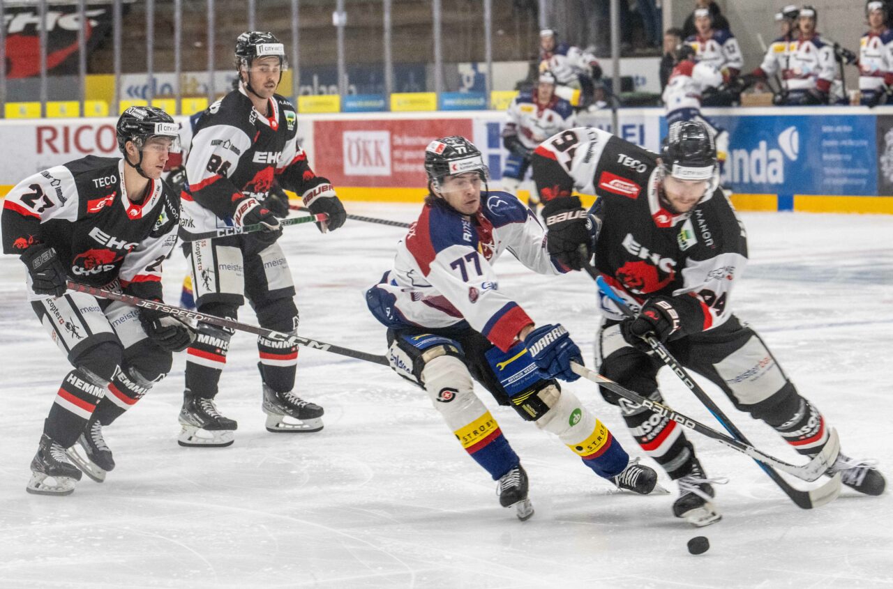 Der EHC Seewen hatte in Frauenfeld hartes Brot zu essen. Im Bild Yannick Capaul (Nr. 77) gegen eine gegnerische Übermacht, aber der Held im Penaltyschiessen. Bild: Erhard Gick