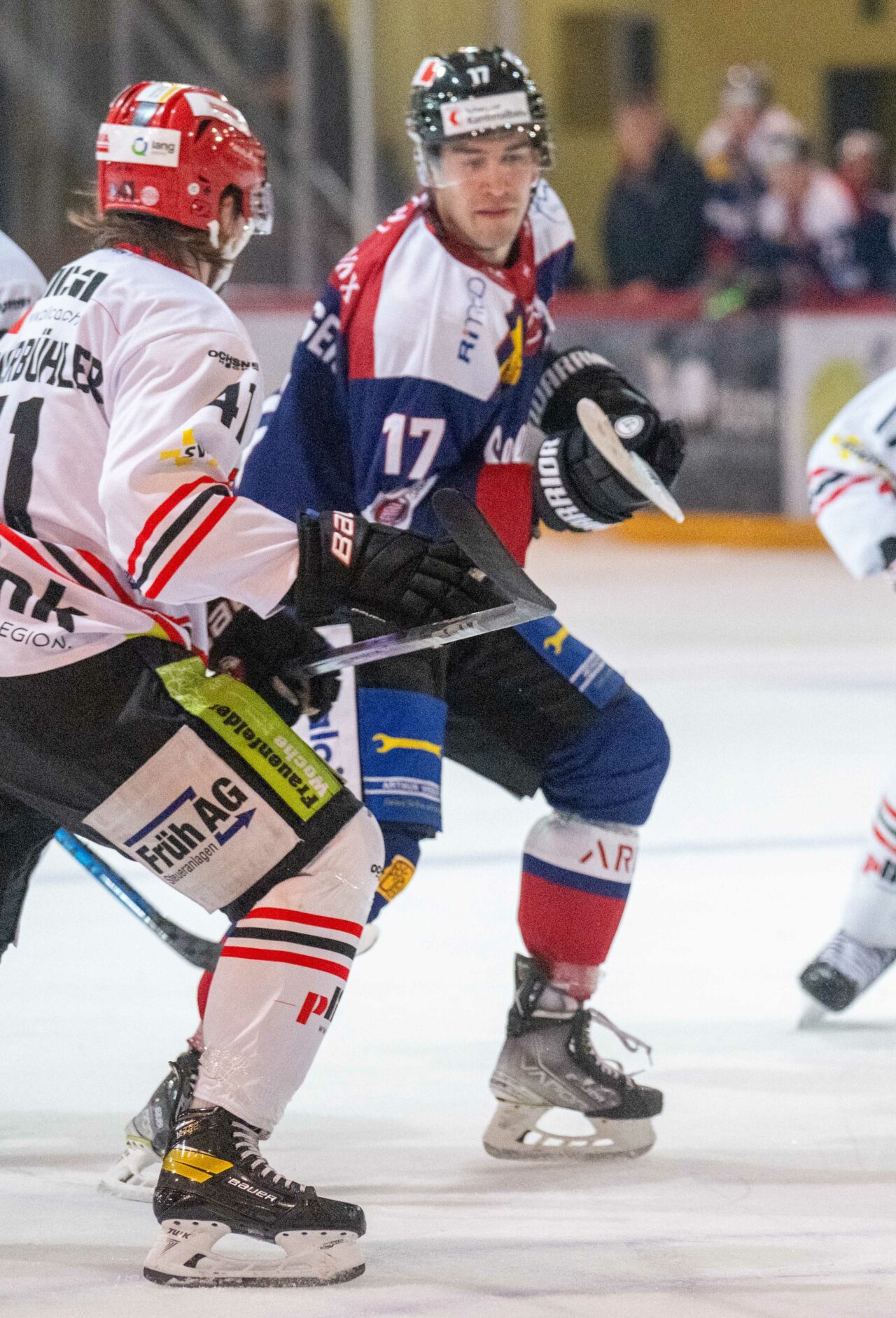 Livio Langenegger (Nr. 17) im Duell gegen Louis Hungerbühler (Nr. 41) musste in diesem Match im Toreschiessen seinem Linienkollegen und zum Best Player ausgezeichneten Adrian Steiner den Vortritt lassen. Bild: Erhard Gick