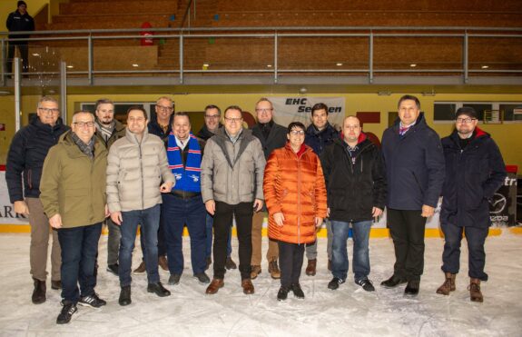 Die Schwyzer Regierung mit dem Vorstand nach dem Spiel gegen die GDT Bellinzona. Bild Erhard Gick