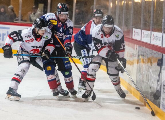 Der harte und gute Einsatz von Adrian Steiner (19) und Livio Langenegger (hinten rechts) wurde gestern im Spiel gegen Chur nicht belohnt. t Bild: Erhard Gick