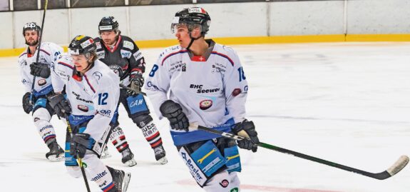 Am Samstag kommt es zum ersten Halbfinalspiel zwischen Hockey Huttwil und dem EHC Seewen, im Bild (von links): Robin Büeler, Jannis Reichmuth und Fabio Langenegger gegen Sandro Hein.Bild: Erhard Gick