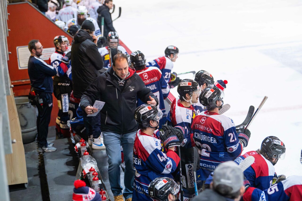 Raphael Zahner, Headcoach bei Seewen, dirigierte bisher sein Orchester hervorragend. Das will er auch zum Saisonhöhepunkt gegen Chur nicht anders tun. Bild: Erhard Gick