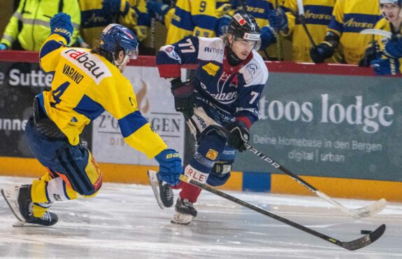 Yannick Capaul (rechts), hier gegen Arosas Valentino Varano, wird in der vierten Playoff-Viertelfinal-Partie gefordert sein.Bild: Erhard Gick