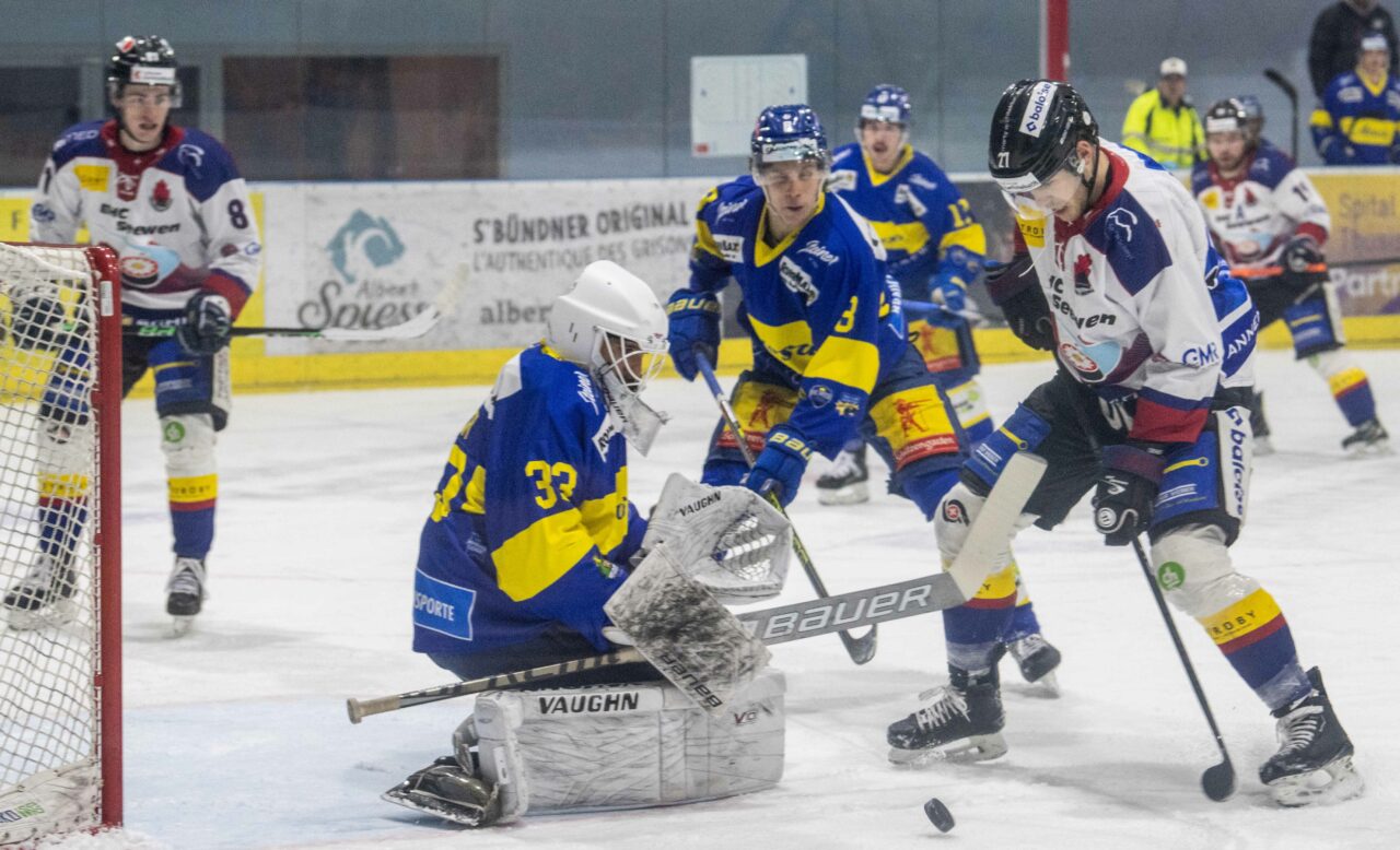 Cyrill Oehen in aussichtsreicher Position, das Loch blieb offen, der Puck wollte nicht hinein. Links Jan Schwitter in Warteposition. Bild Erhard Gick