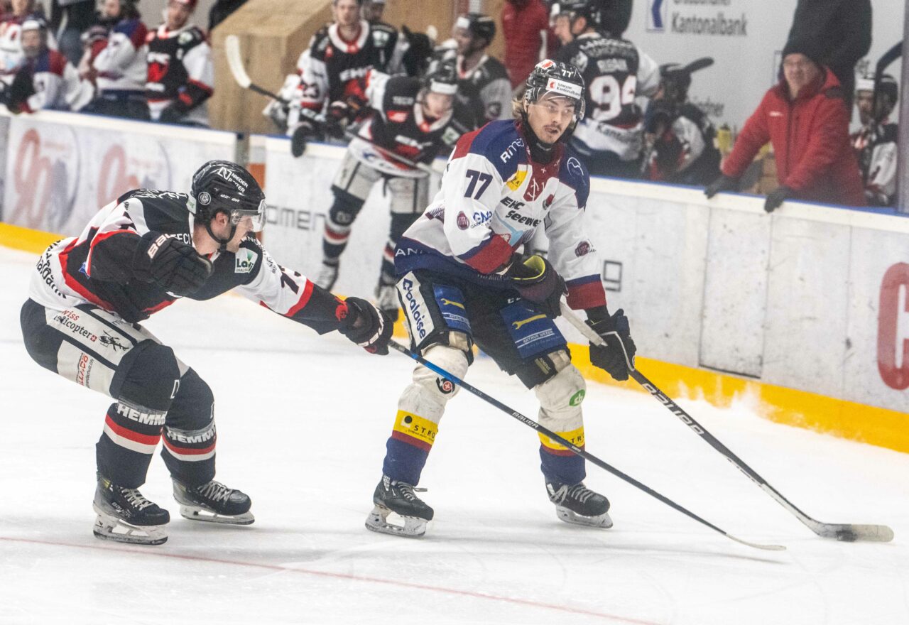 Yannick Capaul (rechts) erzielte gegen den EHC Chur den zweiten Seebner Treffer. Bild: Erhard Gick