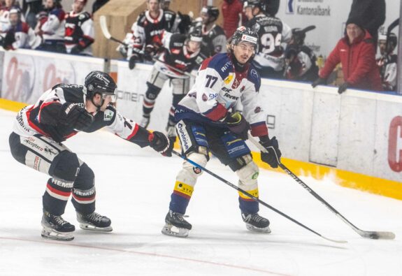 Yannick Capaul (rechts) erzielte gegen den EHC Chur den zweiten Seebner Treffer. Bild: Erhard Gick