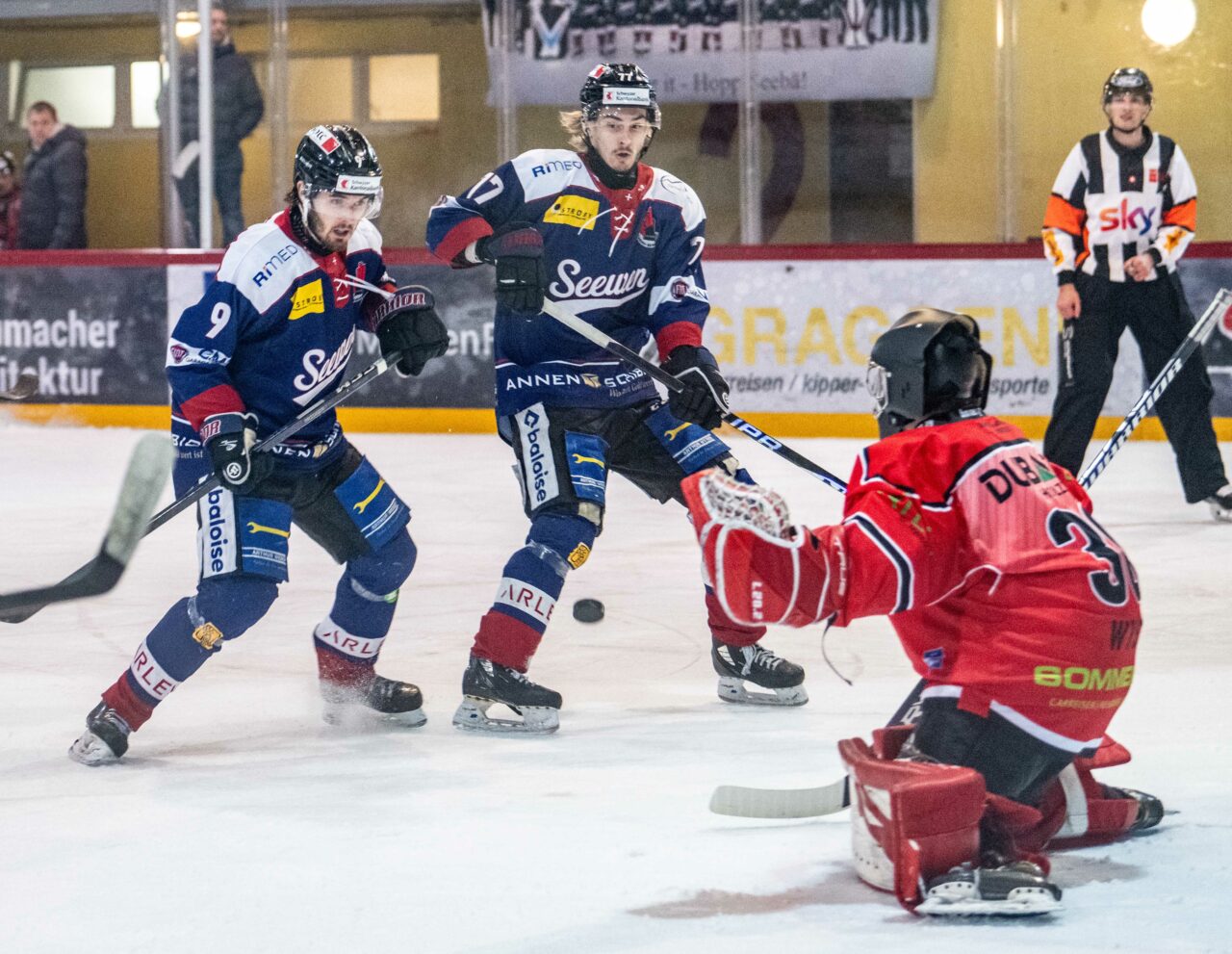 Seewen spielt stark auf: Aron Welter (links) und Yannick Capaul decken Huttwils Goalie Siro Nicola Wyss mit viel Arbeit ein.