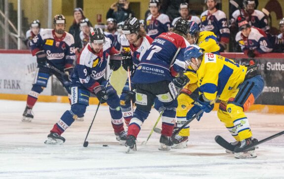 Aron Welter (9), Niklas Maurenbrecher (Mitte) und Yannick Capaul bereiteten das 1:1 vor.