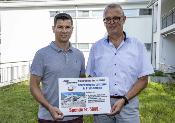 Vereinspräsident Damian Freitag und Finanzchef Jakob Schuler haben den angeschlagenen Vereinen 5000 Franken für den Wiederaufbau der Eisbahn gespendet.