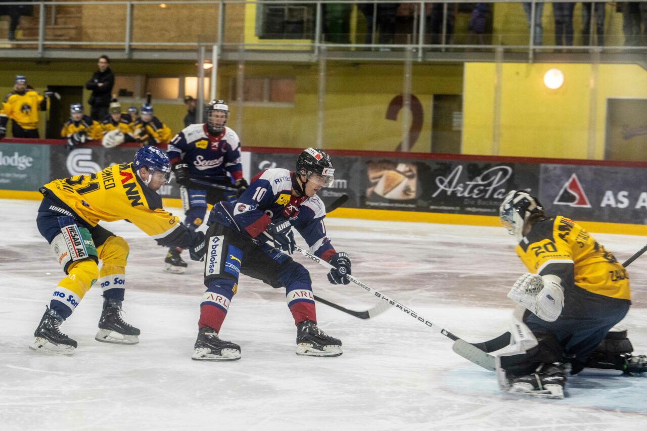 Silvan Schönmann erzielte hier den Ausgleichstreffer für den EHC Seewen zum 1:1.